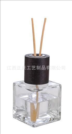 产品名称：锌合金香水盖； 产品材料：3#锌合金； 产品颜色：直上金/24K金（可根据客户要求定制不同颜色）； 生产工艺：压铸——披锋处理——抛光——抛光品全检——电镀——电镀品全