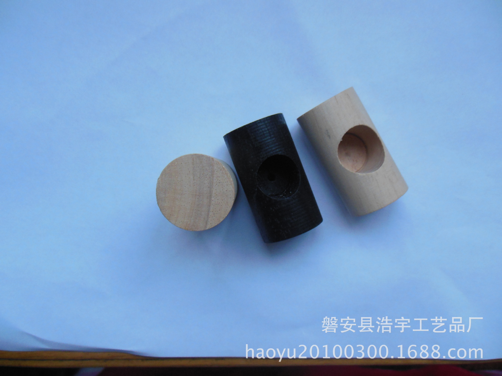 其独特的木质调和清新的香根草气息被认为是“智性恋”追求者的不二之选