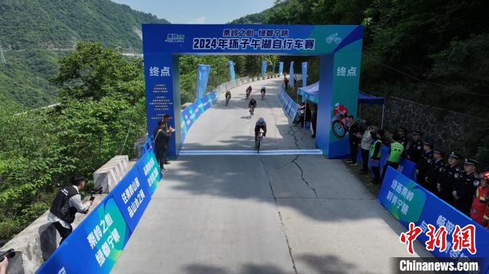 2024环子午湖自行车赛开赛 200余名骑手竞逐秦岭山