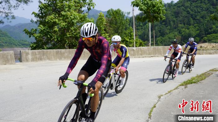 2024环子午湖自行车赛开赛 200余名骑手竞逐秦岭山