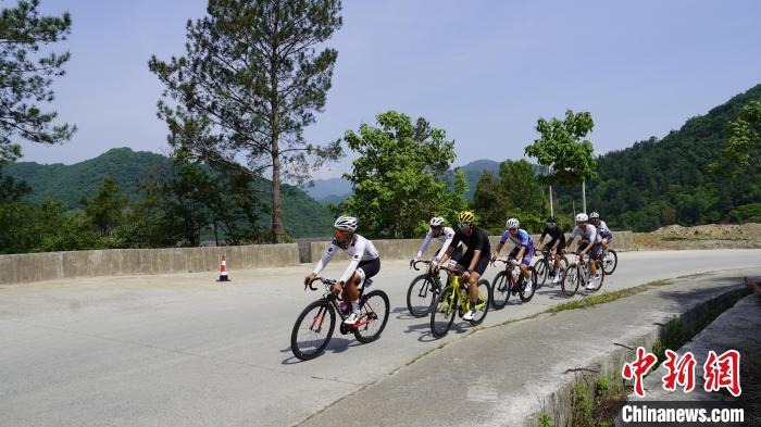 2024环子午湖自行车赛开赛 200余名骑手竞逐秦岭山