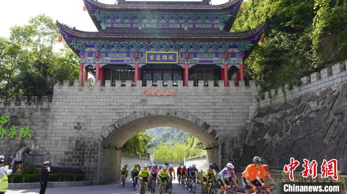 2024环子午湖自行车赛开赛 200余名骑手竞逐秦岭山