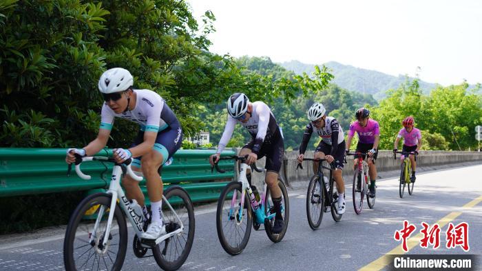 2024环子午湖自行车赛开赛 200余名骑手竞逐秦岭山