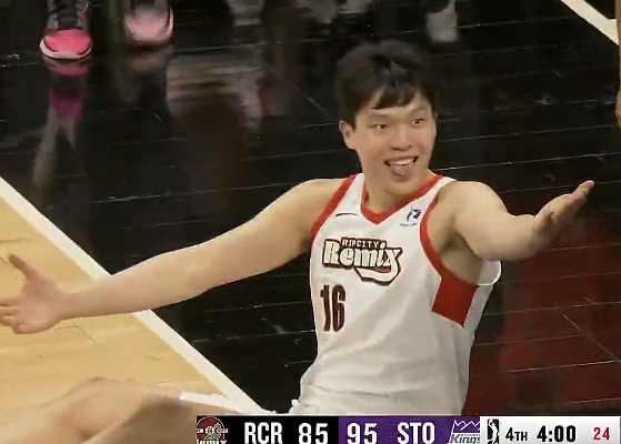 杨瀚森暴扣引发技术犯规，赛后争议升级