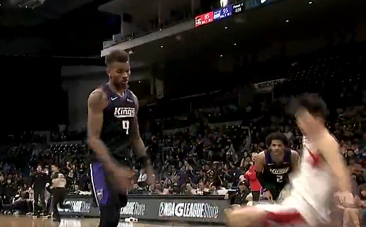 杨瀚森暴扣引发技术犯规，赛后争议升级