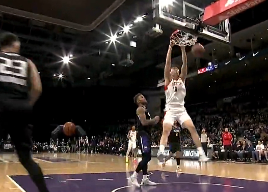 杨瀚森暴扣引发技术犯规，赛后争议升级