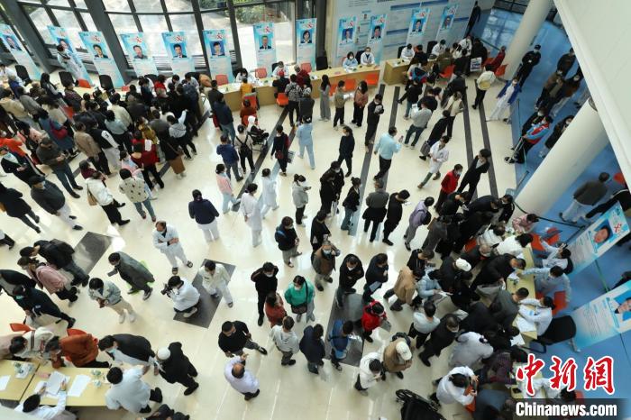 第24届希望马拉松深圳行在龙岗区体育中心举行,