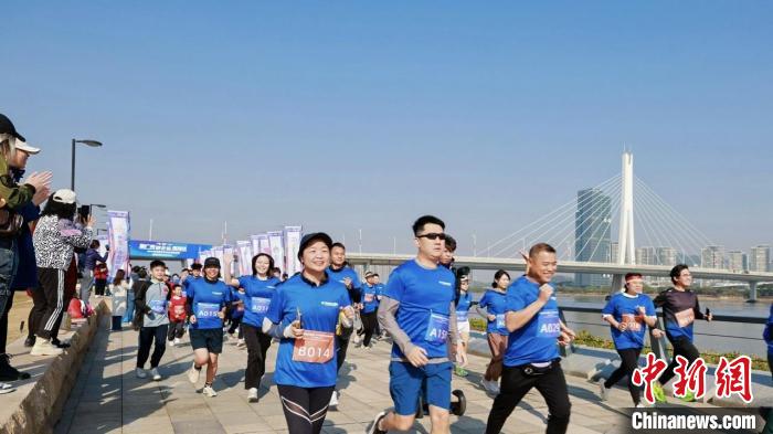 粤港澳青年健康跑启动 共迎全运会