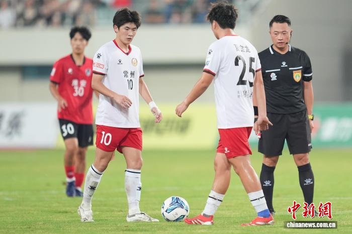 苏超双龙会：草根球队常州龙城与徐州队全力拼