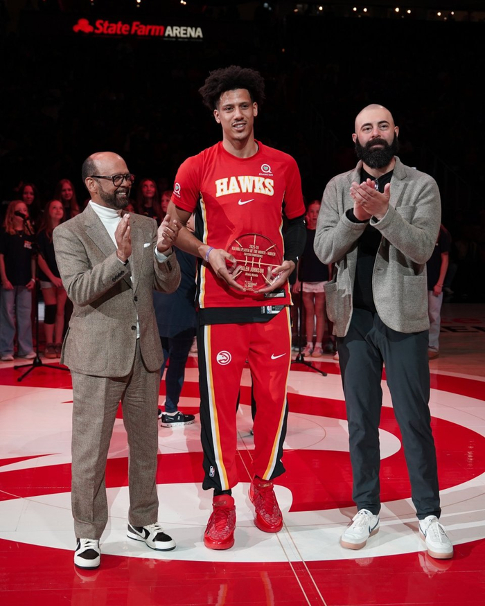 杰伦-约翰逊获东部月度最佳 赛季场均三双数据引