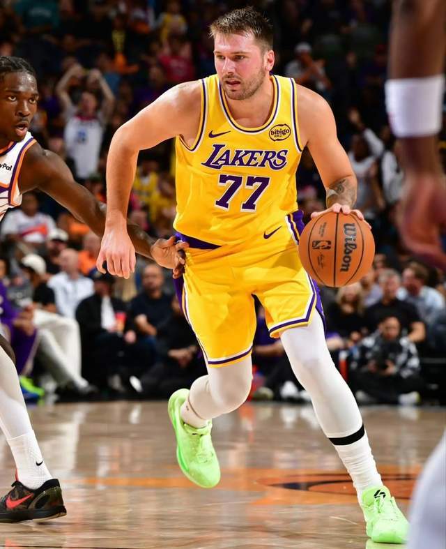 伤病潮下詹姆斯扛起残阵冲击季后赛